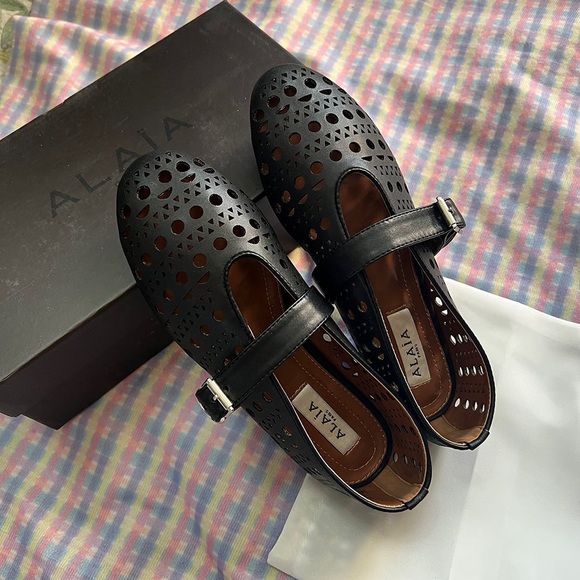 Alaïa Women's Cut-Out Leather Ballerinas - Picture 8 of 8